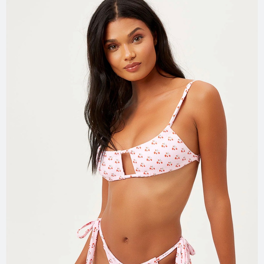 NWT Frankies Bikinis Willow Rouched Bikini Top in Strawberry Print Baby Berry -S